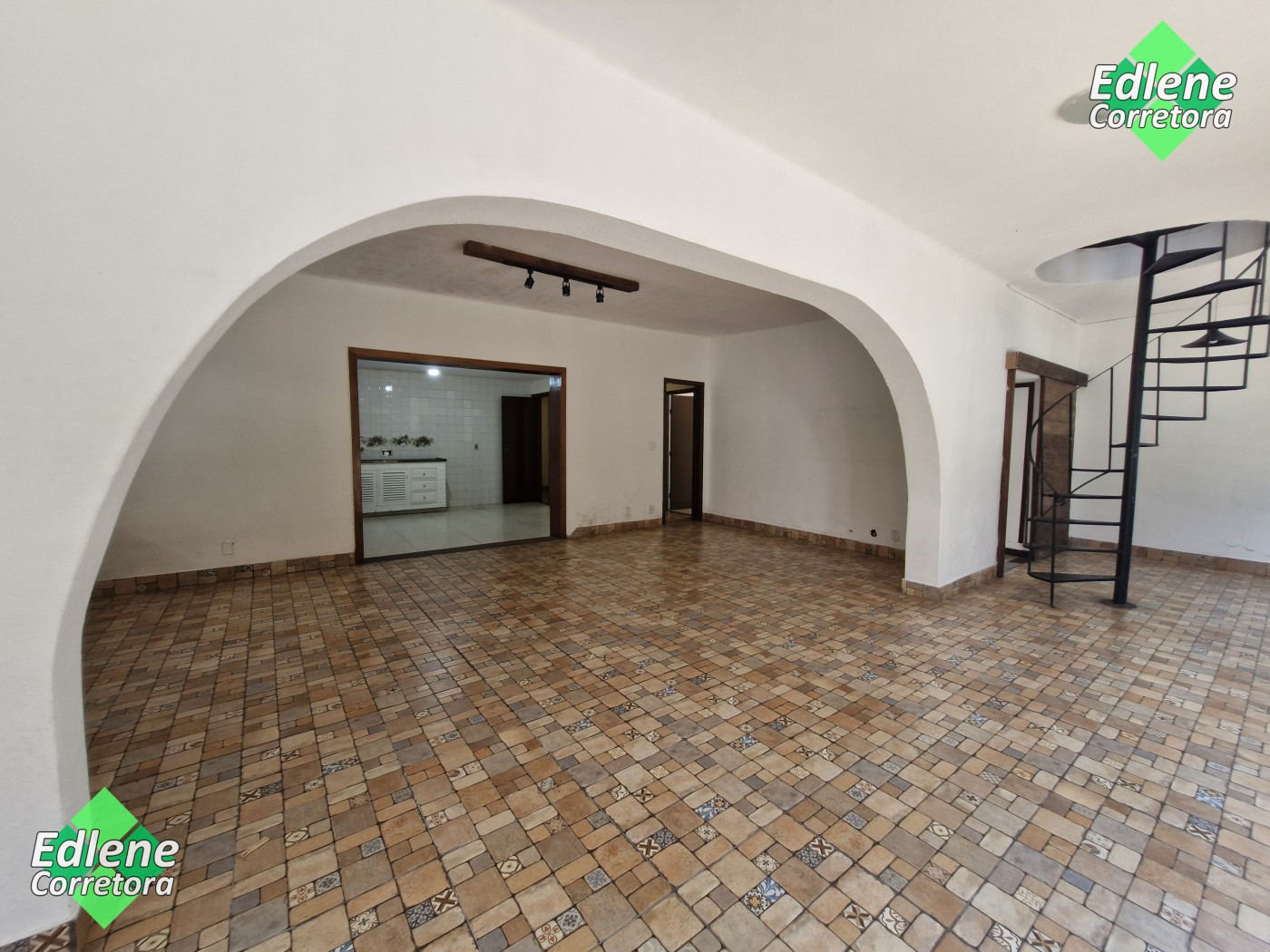 Casa à venda com 4 quartos, 4 suítes e 4 vagas no Granja Guarani, Teresópolis (RJ) — foto 2 de 30